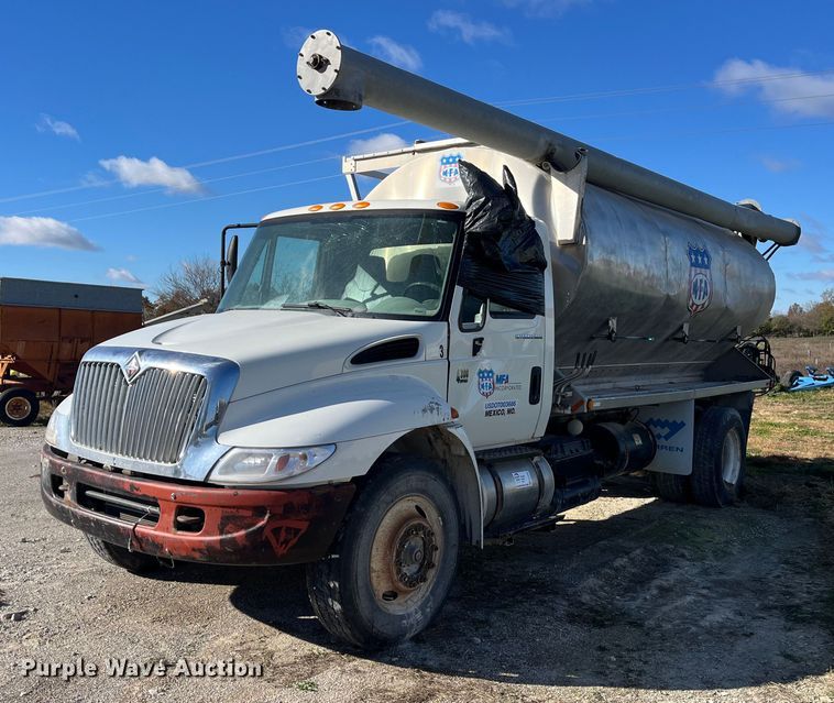 2005 International 4300 feed delivery truck - ED2362