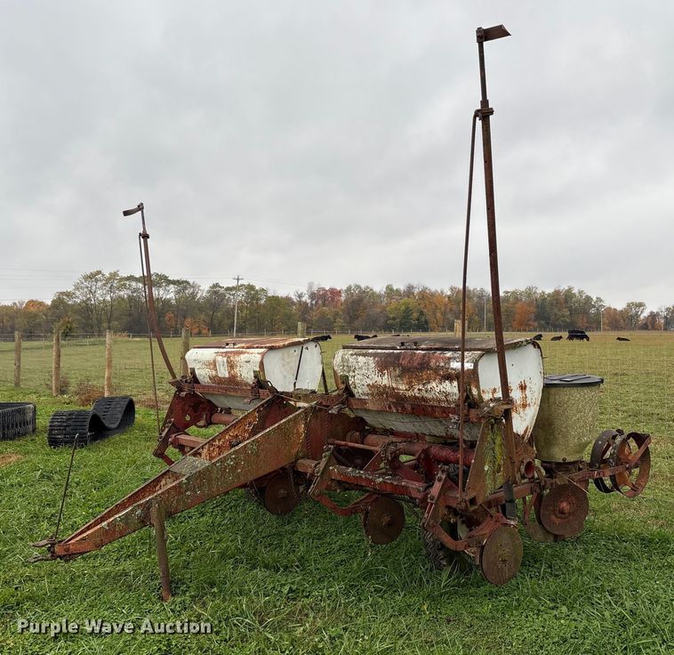 International 455 planter - EM6160