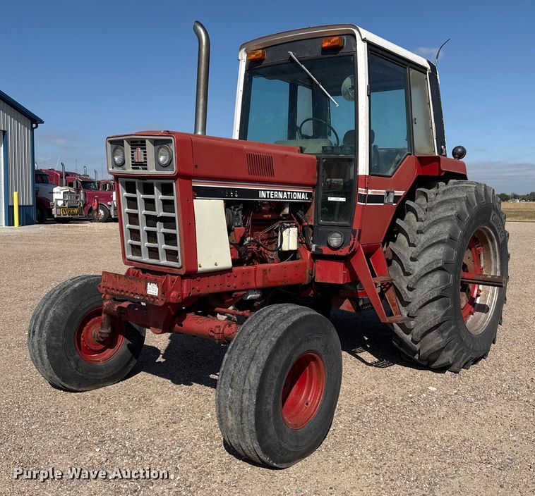 International 1586 tractor - EP0807