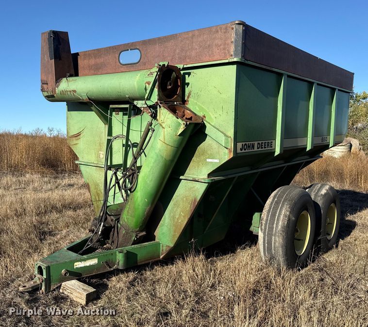 John Deere 650 grain cart - EP0845