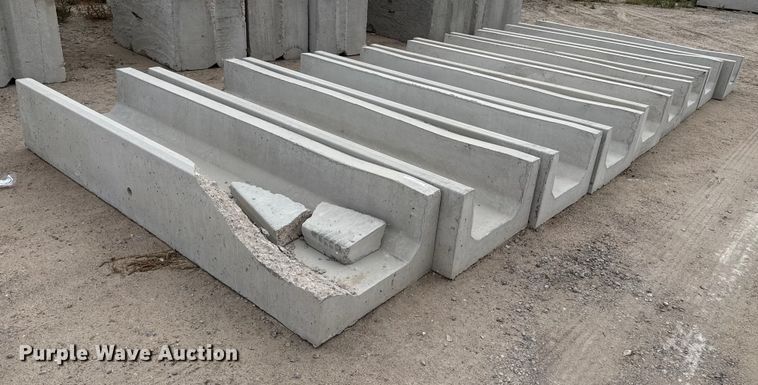 (9) concrete feed bunks - EP0858
