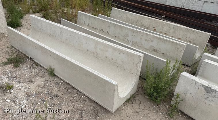(3) concrete feed bunks - EP0859