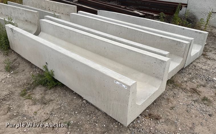 (3) concrete feed bunks - EP0860