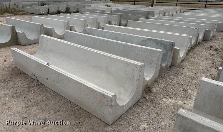 (9) concrete feed bunks - EP0864