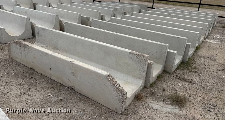 (10) concrete feed bunks - EP0865