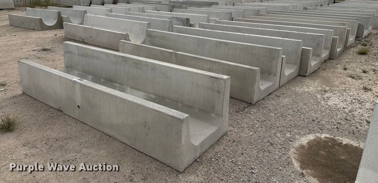 (11) concrete feed bunks - EP0866