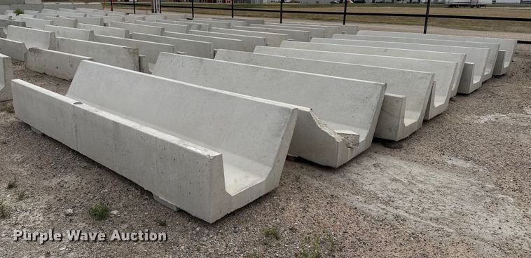 (8) concrete feed bunks - EP0867
