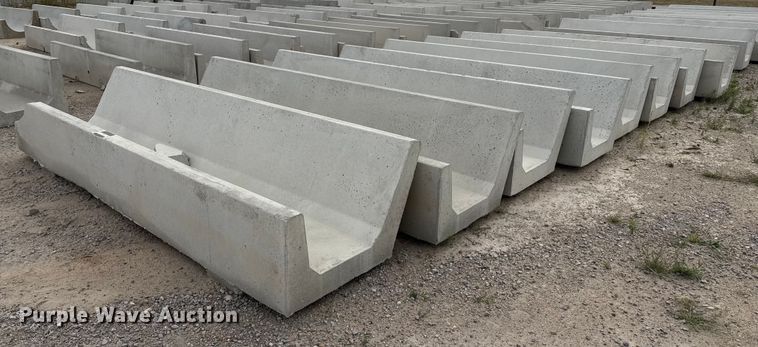 (8) concrete feed bunks - EP0868