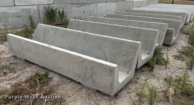 (11) concrete feed bunks - EP0869