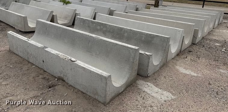 (9) concrete feed bunks - EP0870