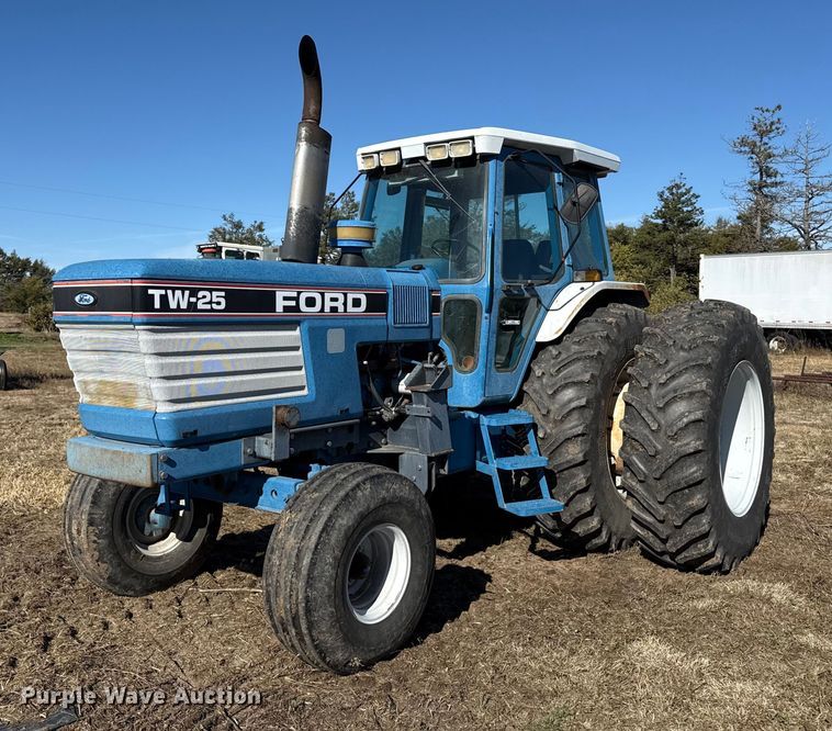 Ford TW-25 tractor - EP0879