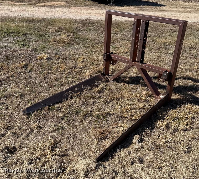 Grave hay bale mover - EP0889