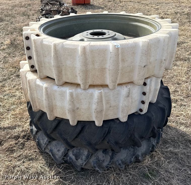 (4) irrigation pivot tires with wheels - EP2515
