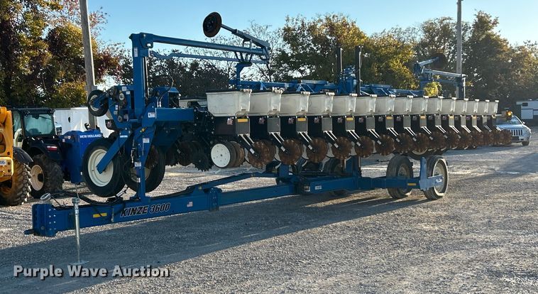 Kinze 3600 no-till planter - ET6597