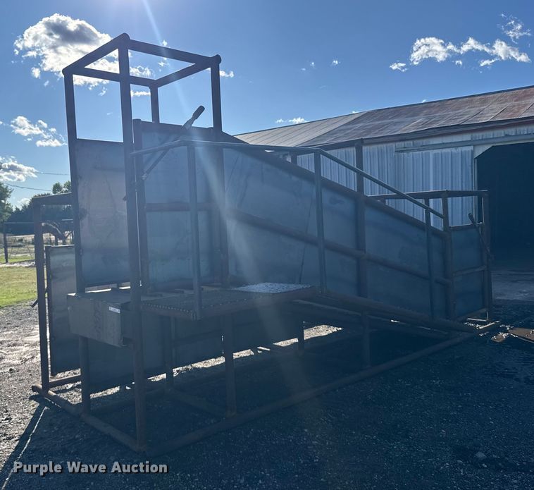 Shop built livestock loading chute - EU6279