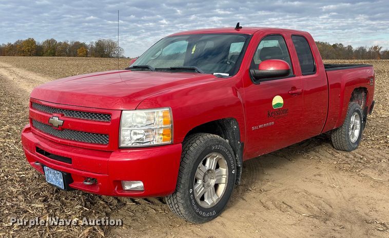 2011 Chevrolet Silverado 1500 Ext. Cab pickup truck - EV3230