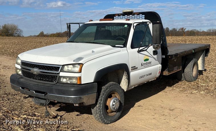 2007 Chevrolet Silverado 3500 flatbed pickup truck - EV3232