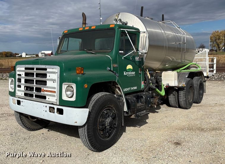 1987 International F-1954 tank truck - EV3242