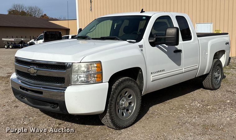 2011 Chevrolet Silverado 1500 LT Ext. Cab pickup truck - EV3254