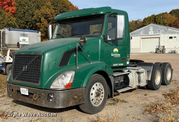 2012 Volvo VN semi truck - EV3261