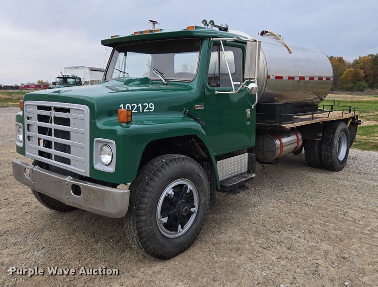 1986 International 1954 tank truck - EV4380