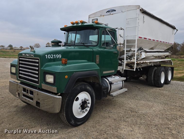 1997 Mack RD690S fertilizer delivery truck - EV4381