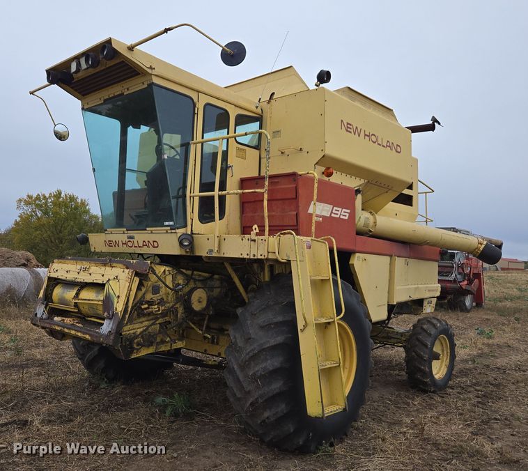 New Holland TR95 combine - EV5477