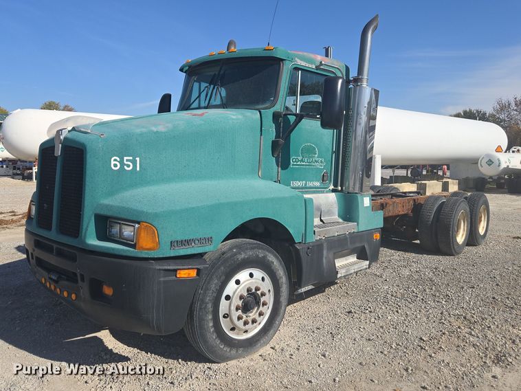1996 Kenworth T600 truck cab and chassis - EV5487