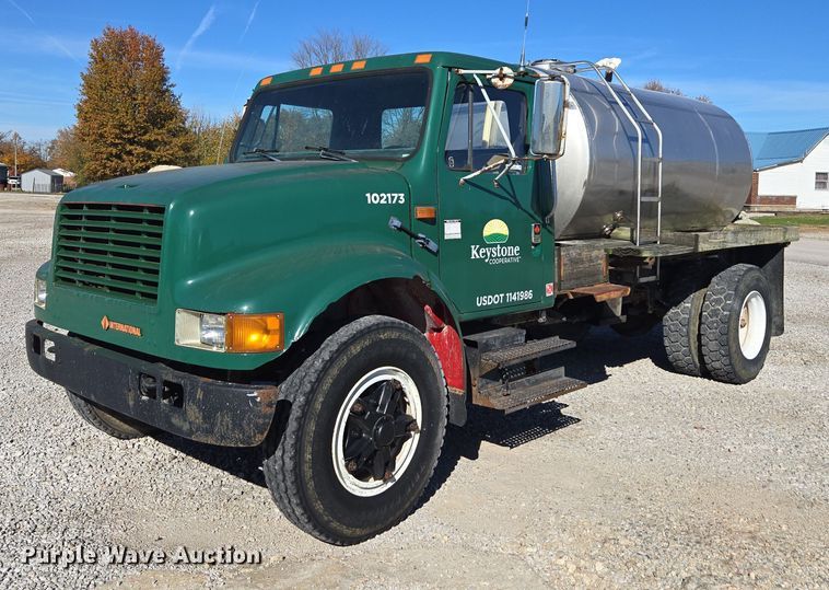 1990 International 4900 tank truck - EV5496