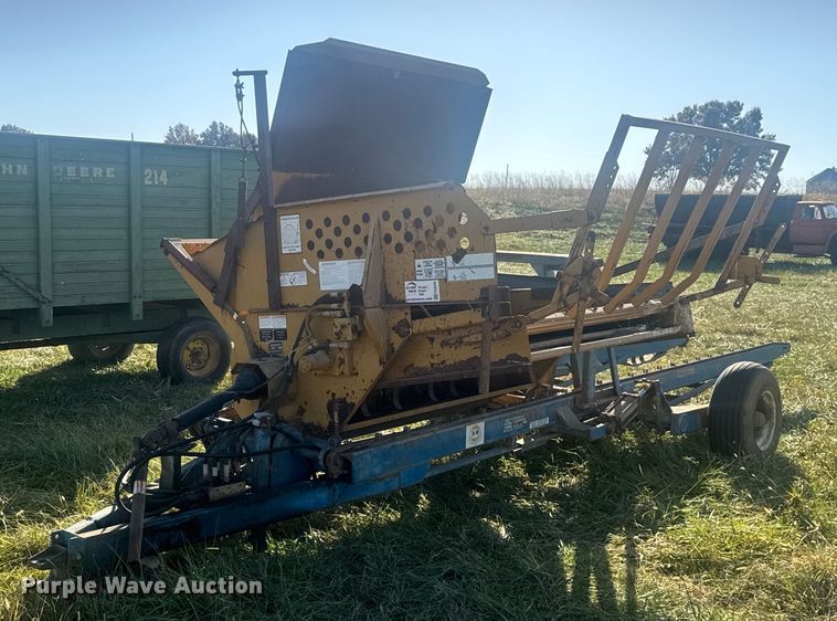 Haybuster 256 bale processor with feed wagon - FK0590