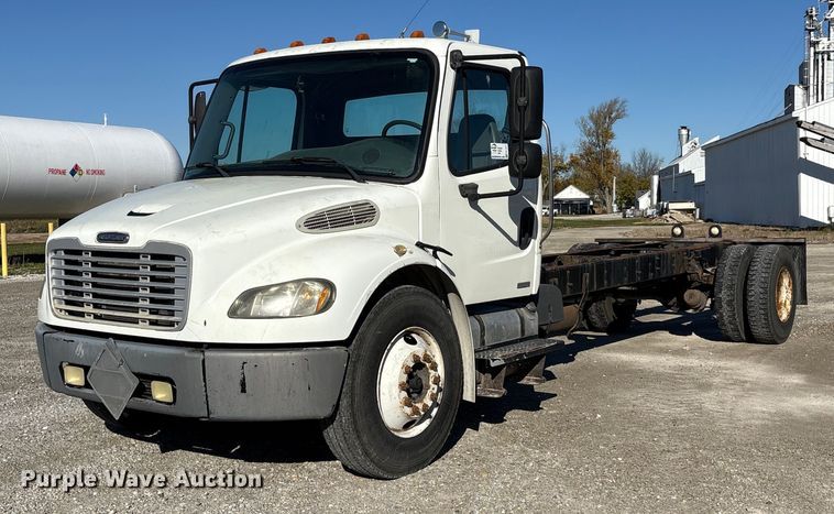 2005 Freightliner M2 106 truck cab and chassis - FK1017