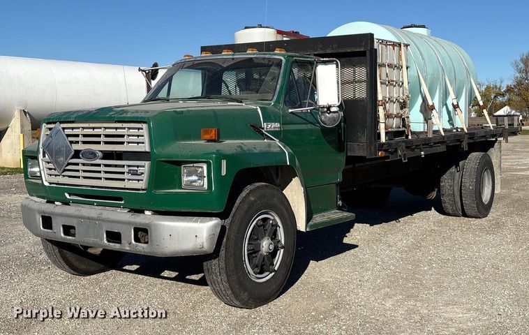 1988 Ford F700 flatbed truck - FK1018