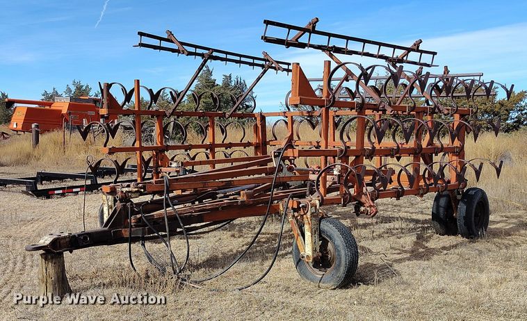 Crustbuster field cultivator - IH9336