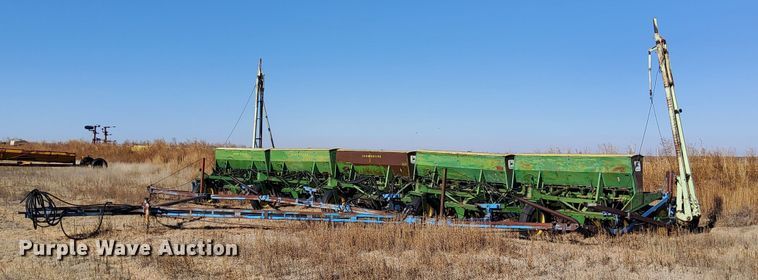 John Deere LZ 812 grain drill - IH9342