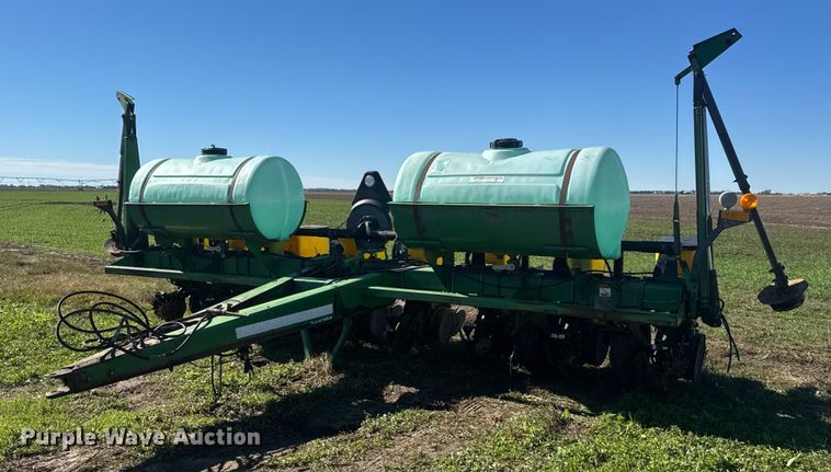 John Deere Max Emerge Plus planter - NA9822