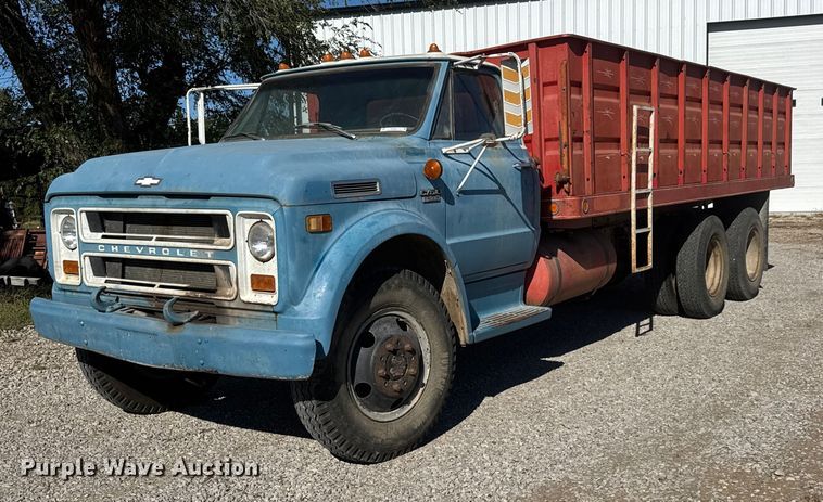 1972 Chevrolet C/50 grain truck - NA9823