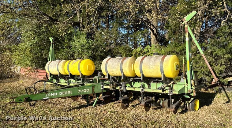 John Deere 7200 Max Emerge 2 no-till planter - NA9826
