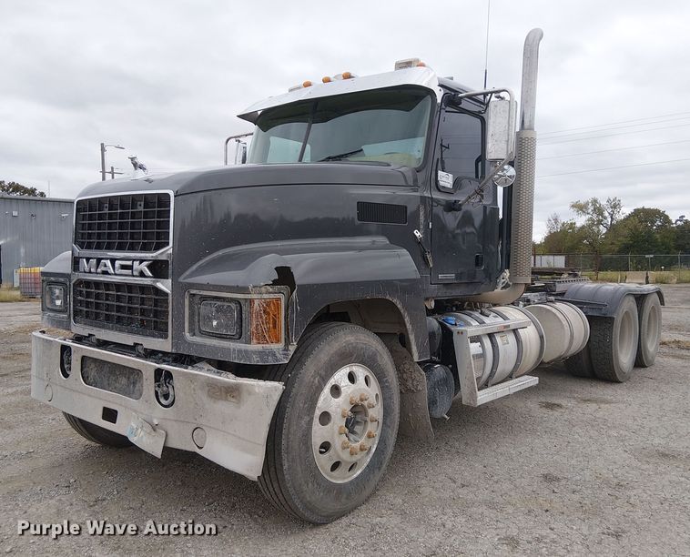 2023 Mack Pinnacle semi truck - DJ7922