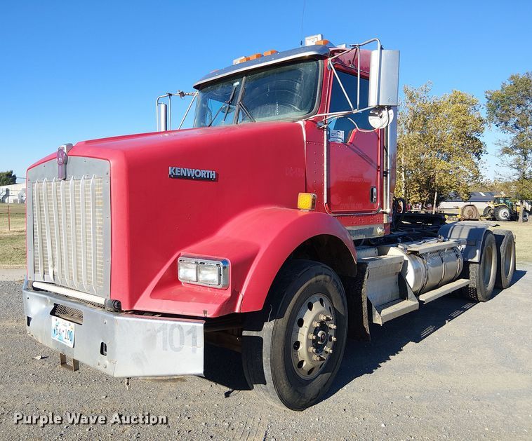 2011 Kenworth T800 semi truck - DJ7929