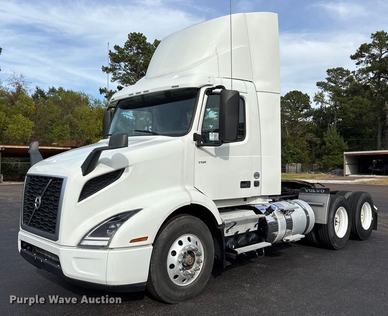 2019 Volvo VNR semi truck - DM1986