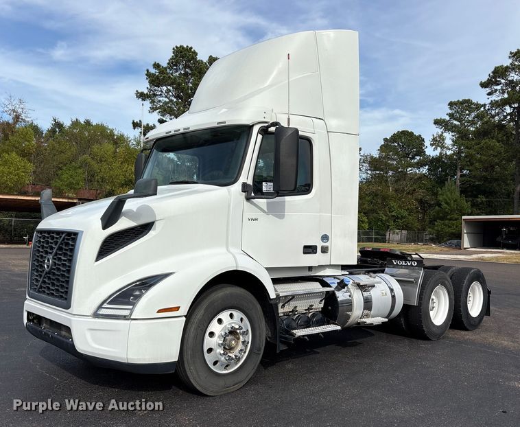 2019 Volvo VNR semi truck - DM1987