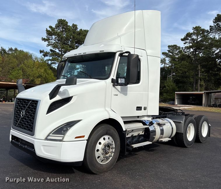 2019 Volvo VNR semi truck - DM1988