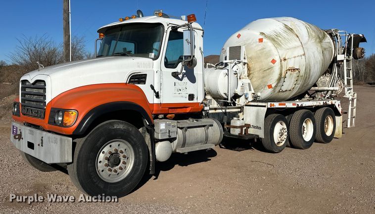 2002 Mack CV513 ready mix truck - DW4344