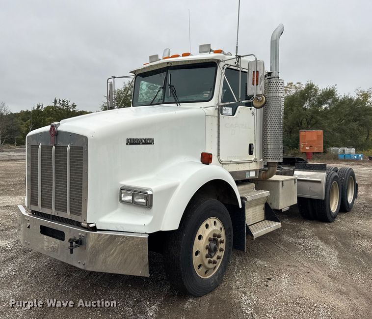 2004 Kenworth T800 semi truck - DW6657