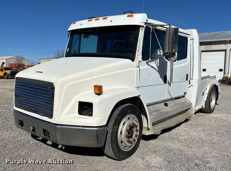 2000 Freightliner Crew Cab flatbed truck - DW7266