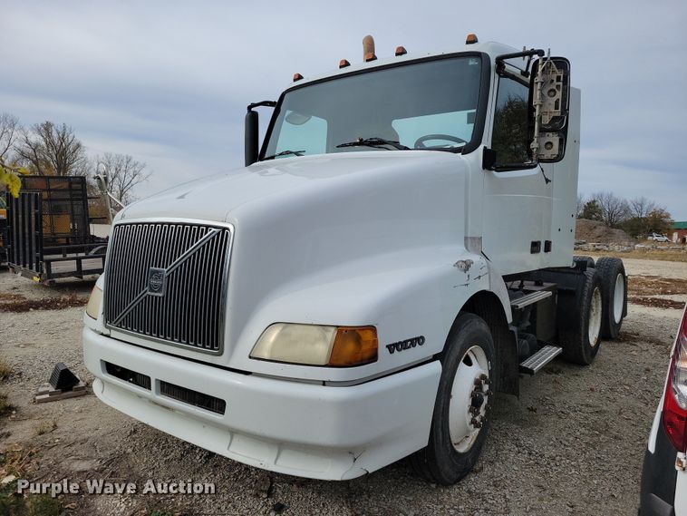 2001 Volvo semi truck - DX7412