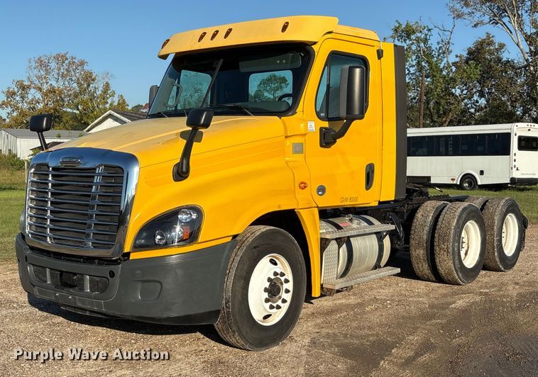 2018 Freightliner Cascadia 125 semi truck - EA7025