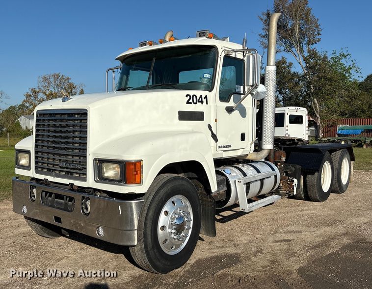 2013 Mack CHU613 semi truck - EA7026