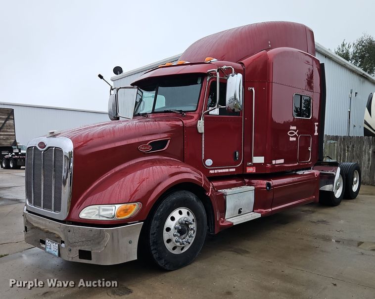 2013 Peterbilt 386 semi truck - EB8418
