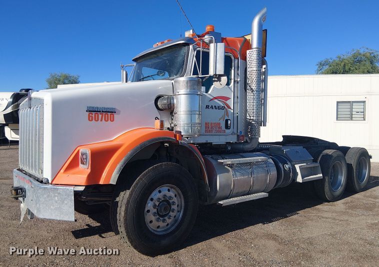 2018 Kenworth T8 Series semi truck - EC1236